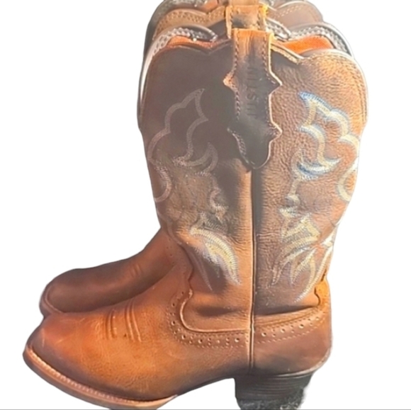 Justin Boots Shoes - Justin women's cowboy boots size 6.5 B These boots were loved.